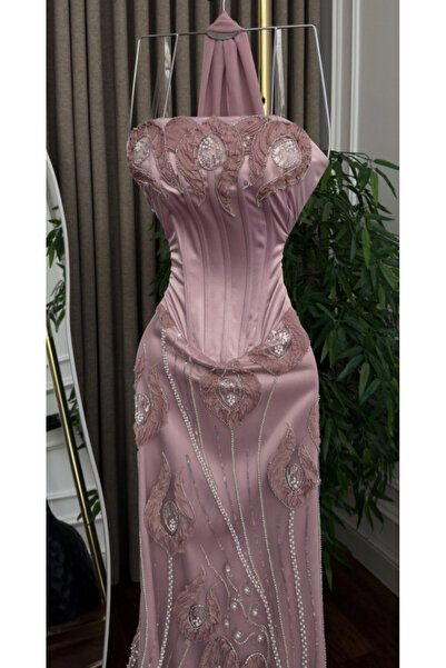 arena fashion 🌸 إطلالة الأنوثة الفخمة: فستان الحرير المطرز فنياً 🌸