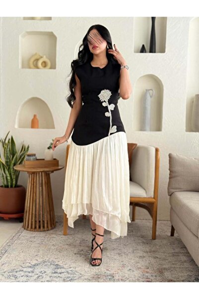Opera Fashion A black and white dress with luxurious floral embroidery