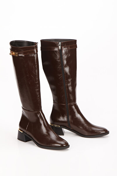 Miss Mitto Γυναικείες μπότες σε καφέ λουστρίνι με μυτερή μύτη, κομψή λεπτομέρεια με αγκράφα, άνετες μπότες