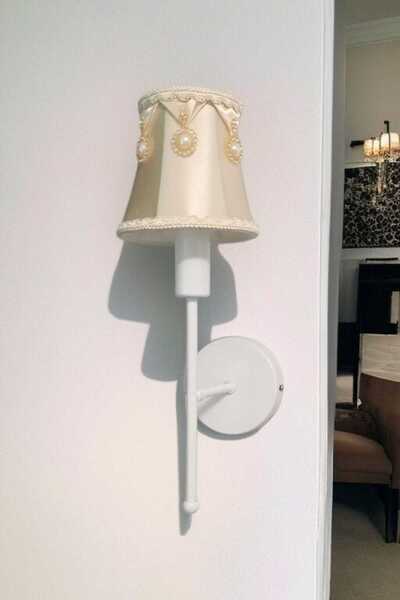 BSA LIGHTING MONA TEKLİ BEYAZ BOYALI APLİK (TAŞ DETAYLI SATEN KONİK KREM ABAJUR)