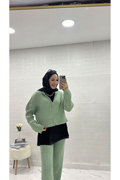 HEM TESETTÜRE HEM AÇIK BAYANLARIN GİYEBİLECEĞİ FERMUARLI YARIM İKİLİ TRİKO TAKIM