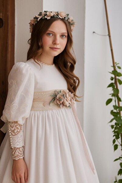 menninas Long lace wedding dress, communion dress