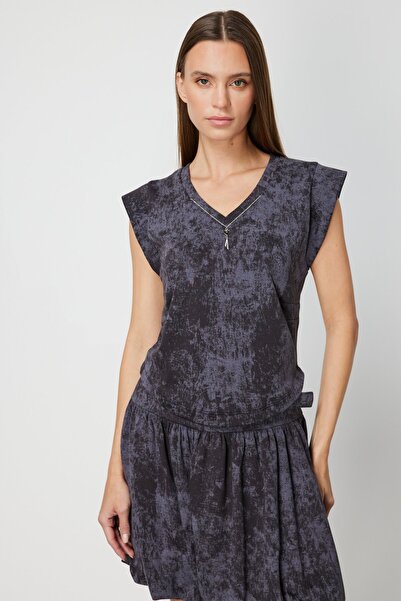 ON بلوزة بنقشة الباتيك مع تفاصيل سلسلة على الياقة