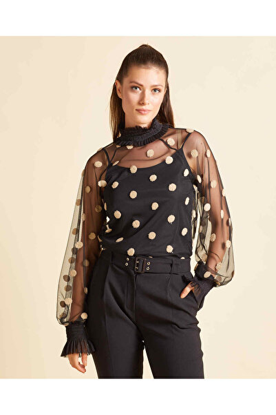 SERPİL Puantiyeli Transparan Tül Detaylı Bluz – Romantik ve Modern Şıklık