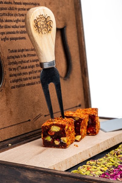 Paşa Dairesi Special Turkish Delight with Pistachios Assortment with Special Knife and Presentation Board in Luxury Wooden Box Special S