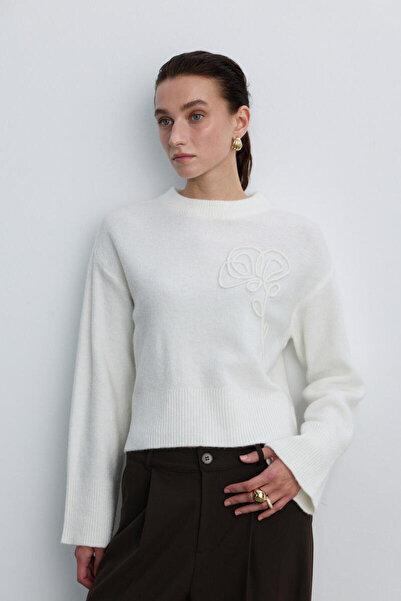 BE BLUE Ekru Tricot Sweater with Flower Detail