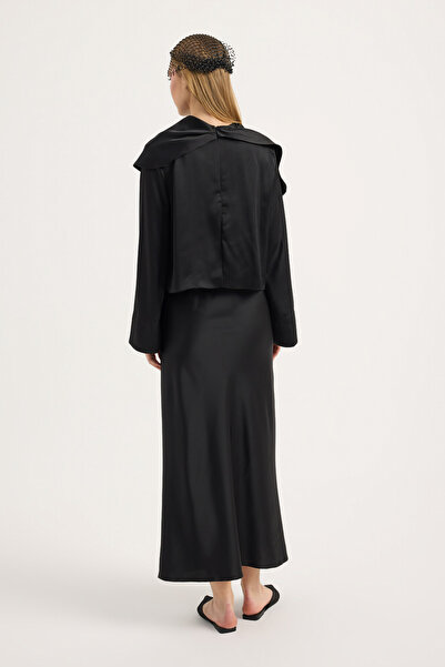 Birgül Bektaş Bluză neagră din satin cu volan