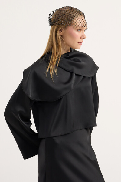 Birgül Bektaş Bluză neagră din satin cu volan