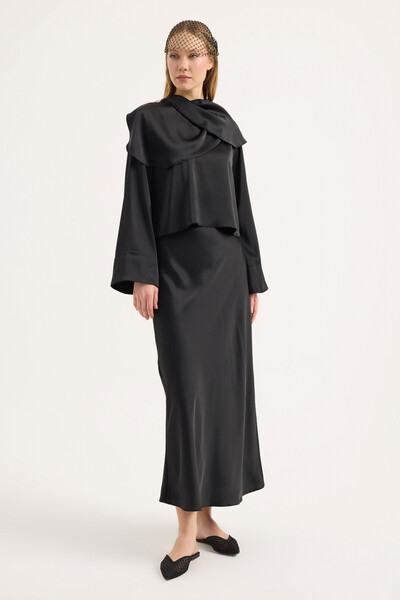 Birgül Bektaş Bluză neagră din satin cu volan