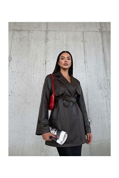 MODA سترة جلدية بنية اللون بتفاصيل مميزة وتصميم مكشوف الكتفين