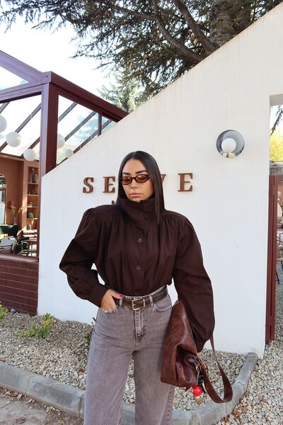 Özge Özgenç Omuzu Vatkalı Geniş Yakalı Gömlek