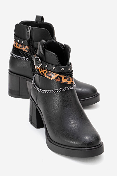 Nuvve Fierce Kadın Siyah Deri Zincir Detaylı Leopar Tokalı Topuklu Bot