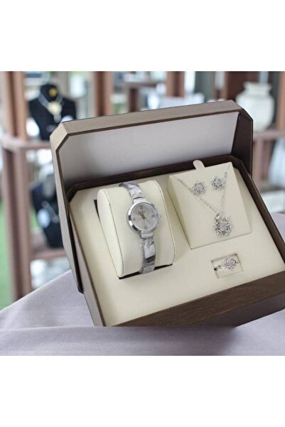 One Eleven ساعة نسائية مع طقم ناعم وعلبة فاخرة