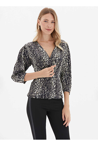 Selen Kruvaze Yaka Leopar Desenli Siyah Kadın Bluz 25KSL8243
