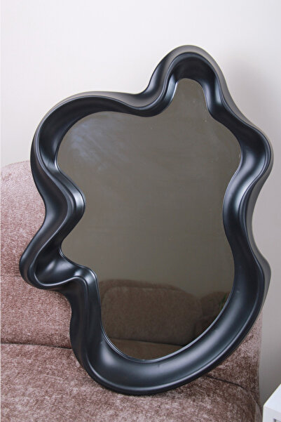 Generic An elegant mirror with a luxurious frame adds a touch of sophistication to any space. 67 x 49 cm