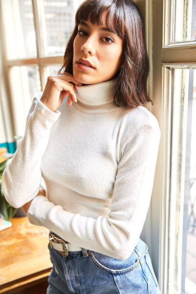 Olalook Women's Ecru Turtleneck Fleece-Lined Corded Fabric Stretchy Sweater Kzk-19001067