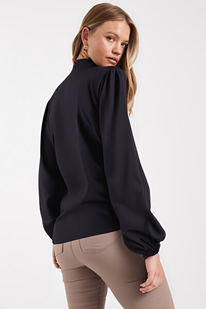 armonika Γυναικεία μπλούζα με ελαστικό μανίκι με δεμένο λαιμό σε μαύρο χρώμα ARM-25K001096