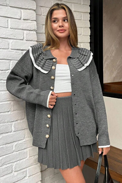 H&E LUXURY DESIGN Women's Retro Style Lapel Detailed Embossed Buttoned Sweater