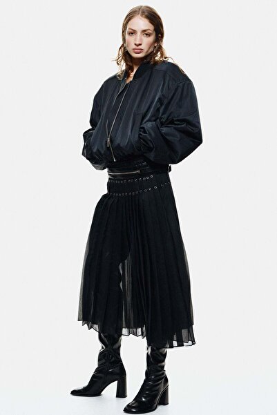 H&M تنورة بليسيه بتفاصيل فتحات