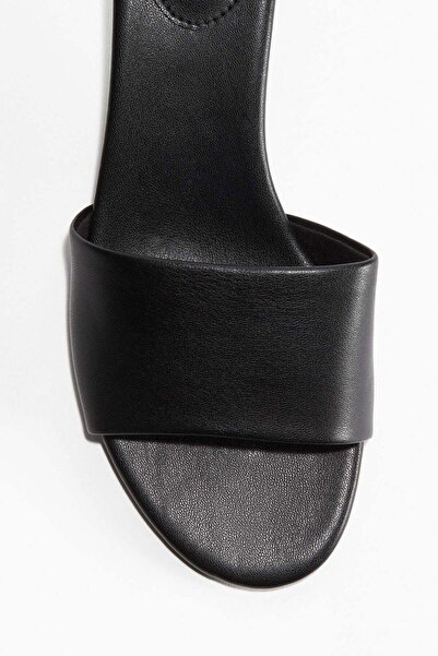 H&M صنادل بكعب