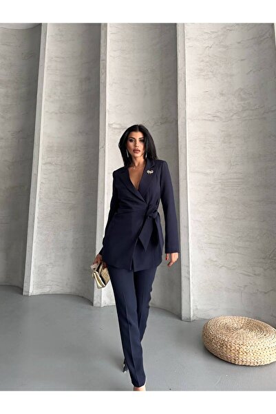 Bella Breeze Kadın Broş Detaylı Bağlamalı Ceket Pantolon Takım Elbise