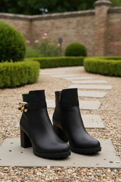 sv savves Φθινοπωρινές γυναικείες μπότες από συνθετικό δέρμα με τακούνι 9 εκ. με λεπτομέρεια από αλυσίδα - Μπότες με τακούνι με λεπτομέρεια από αλυσίδα