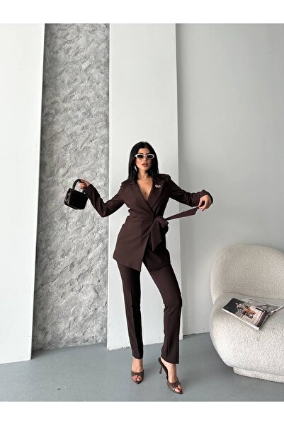 Bella Breeze Kadın Broş Detaylı Bağlamalı Ceket Pantolon Takım Elbise
