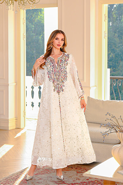 SEVENTEEN KSA White jalabiya with luxurious embroidery
