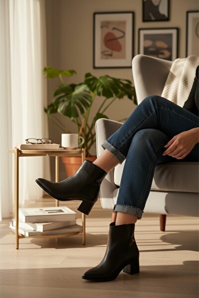 VeliKundura POPİN SİYAH FERMUARLI KADIN SİVRİ BURUN YARIM BOT