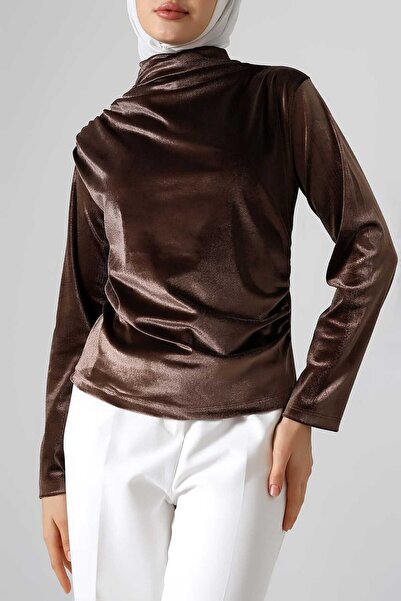 Sabr Bluză cu gât roșu din catifea detaliu încrețit – elegantă și rafinată