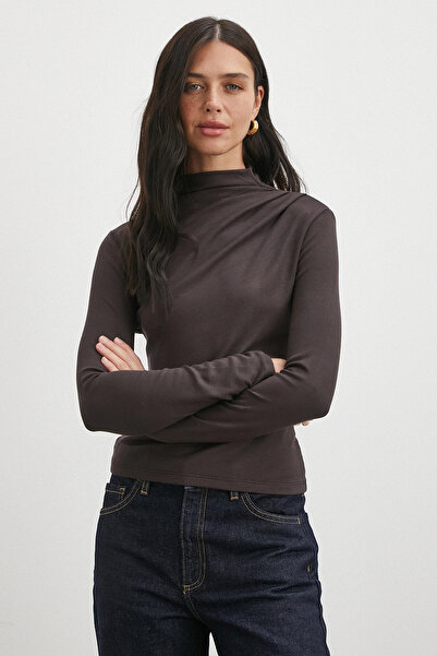 Never more Μπλούζα με πλισέ στους ώμους και ψηλό λαιμό καφέ