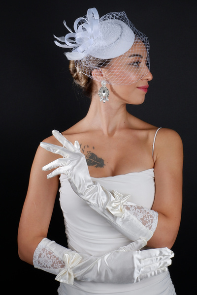 Limelia طقم قفازات زفاف طويلة مع إكسسوار قبعة العروس المزينة بالريش وربطة دانتيل