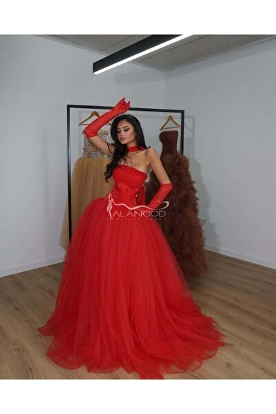 ALANOOD FASHION A red evening dress with a luxurious and distinctive design