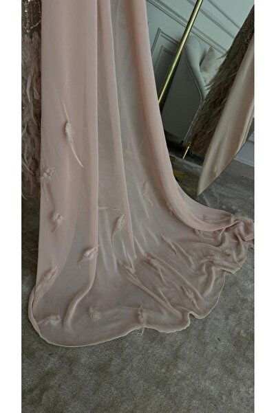 FAKHM AL SAWAR A luxurious and elegant dress with a shawl