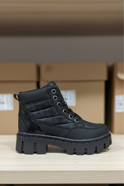 Asyagiyimavm Siyah Kalın Tabanlı Kar Desenli Postal Bot