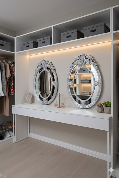 Generic Elegant mirror set with a luxurious frame, adding a touch of sophistication to any space. 80 x 54 cm