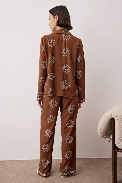 Trendyol Collection Braunes Galaxy Shally Web-Pyjama-Set THMAW25PT00034