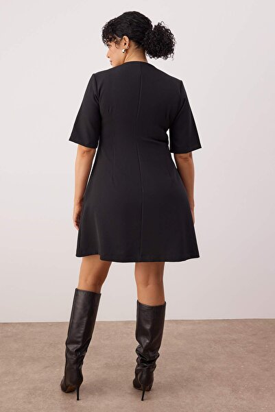 Trendyol Curve Černé mini šaty s knoflíky z tkaniny velké velikosti TBBAW26AH00070