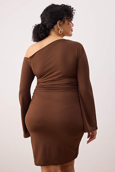 Trendyol Curve Καφέ Sandy Ασύμμετρο Πλεκτό Μίνι Φόρεμα Με Πλεκτό Γιακά Μεγάλου Μεγέθους TBBAW26AH00093