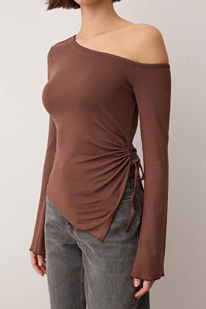 Trendyol Collection Καφέ ασύμμετρη πλεκτή μπλούζα με ανοιχτό ώμο, ισπανικό μανίκι TWOAW26BZ00328