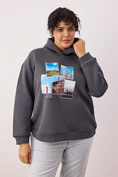 Trendyol Curve Φούτερ με κουκούλα με στάμπα ανθρακί, μεγάλου μεγέθους/φαρδιά εφαρμογή, με φλις εσωτερικά, μεγάλου μεγέθους TBBAW26AO00036