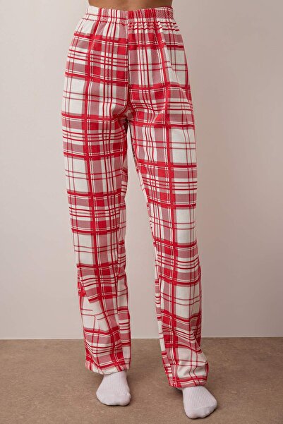 Trendyol Collection Rot-weißes gestricktes Pyjama-Set mit Slogan und Karomuster THMAW25PT00223