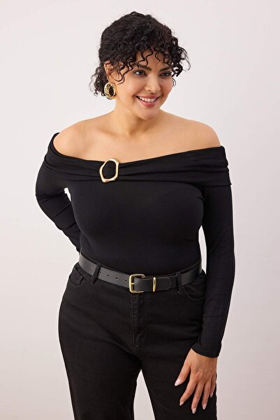 Trendyol Curve Schwarze, weiche Viskose-Bluse mit Carmen-Kragen, eng anliegend, gestrickt, Übergröße TBBAW26AF00094