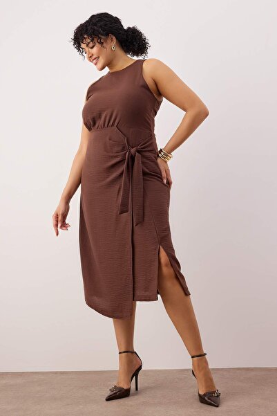 Trendyol Curve Φόρεμα μεγάλου μεγέθους από φανέλα με καφέ σχισμή και λεπτομέρεια με κορδόνια TBBSS25AH00250