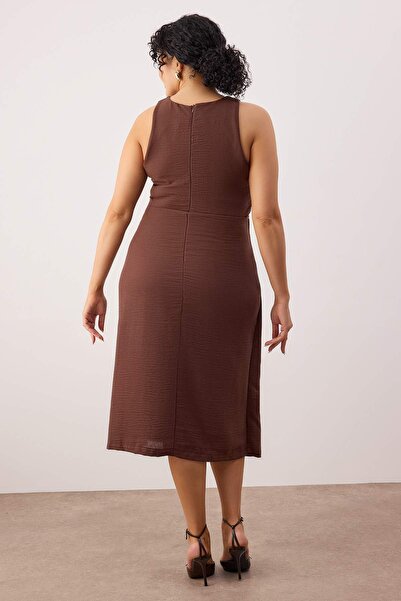 Trendyol Curve Φόρεμα μεγάλου μεγέθους από φανέλα με καφέ σχισμή και λεπτομέρεια με κορδόνια TBBSS25AH00250