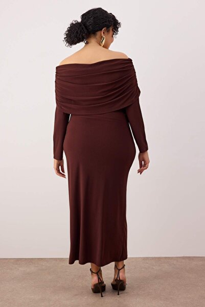 Trendyol Curve Περιορισμένης έκδοσης Καφέ φόρεμα με κορδόνι Carmen με ελαστικό γιακά, μάξι πλεκτό φόρεμα μεγάλου μεγέθους TBBAW26AH00072