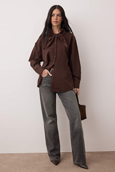Trendyol Collection Тъмнокафява памучна риза с яка, папийонка и широка кройка TWOAW26GO00123