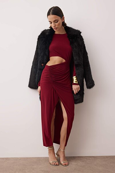Trendyol Collection Vínové večerní pletené šaty – s dvouřadým výstřihem a vykrojeným detailem TPRAW23EL00272