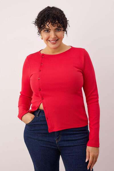 Trendyol Curve Κόκκινο κουμπί με λεπτομέρεια που ταιριάζει στο σώμα Πλεκτή μπλούζα μεγάλου μεγέθους TBBAW26AF00092