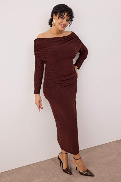 Trendyol Curve Περιορισμένης έκδοσης Καφέ φόρεμα με κορδόνι Carmen με ελαστικό γιακά, μάξι πλεκτό φόρεμα μεγάλου μεγέθους TBBAW26AH00072